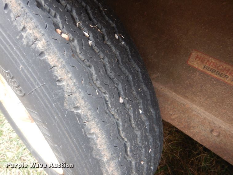 image for item DJ8607 1989 Barrett Trailers 88P5071  livestock trailer