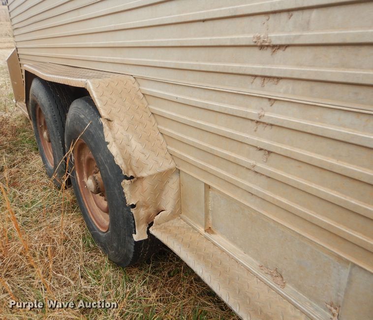 image for item DJ8607 1989 Barrett Trailers 88P5071  livestock trailer