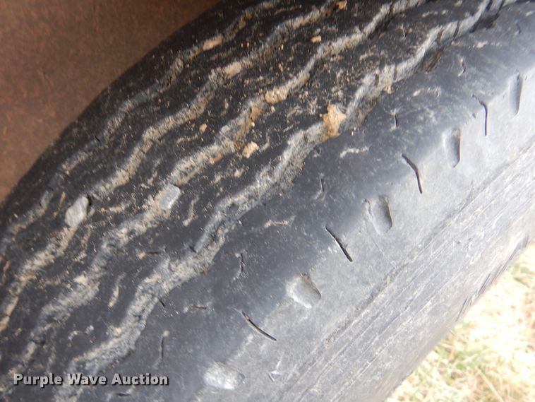 image for item DJ8607 1989 Barrett Trailers 88P5071  livestock trailer