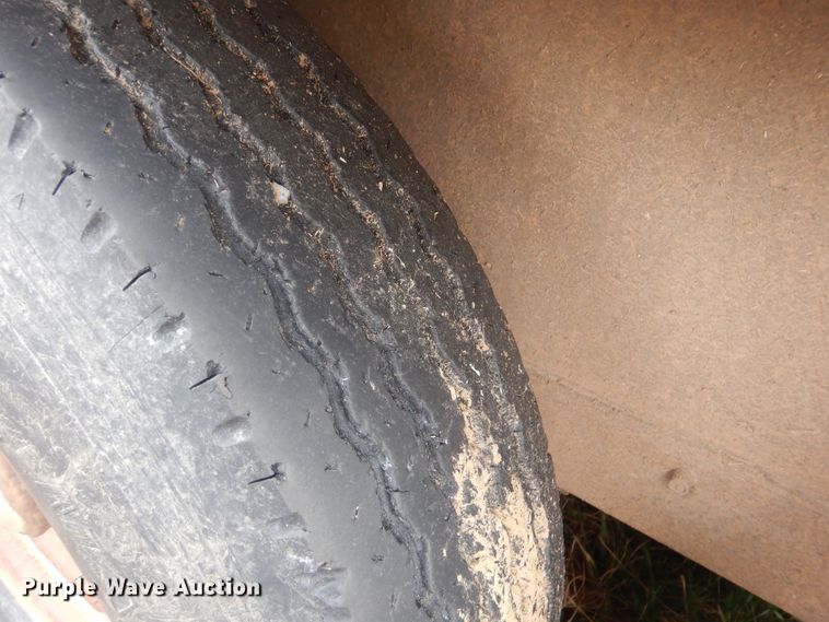 image for item DJ8607 1989 Barrett Trailers 88P5071  livestock trailer