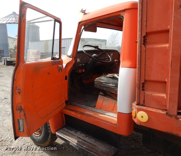 image for item DL2004 1974 International Loadstar 1700  grain truck
