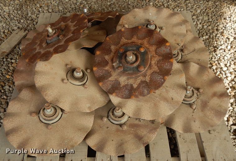 image for item DL2007 (16) no-till coulters