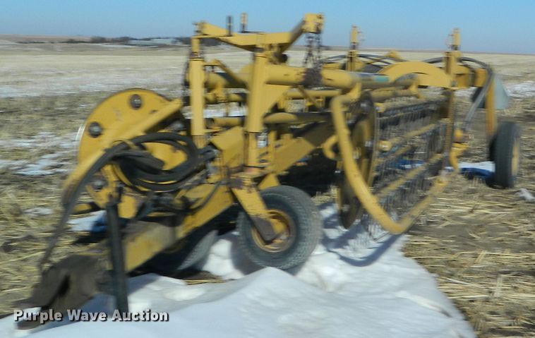 image for item EH9482 Vermeer R23 hay rake