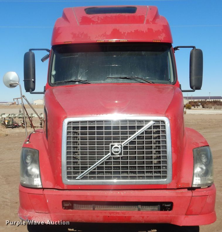 image for item HL9570 2005 Volvo VNL  semi truck