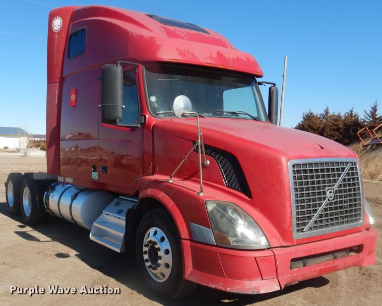 image for item HL9570 2005 Volvo VNL  semi truck