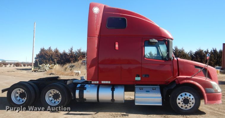 image for item HL9570 2005 Volvo VNL  semi truck