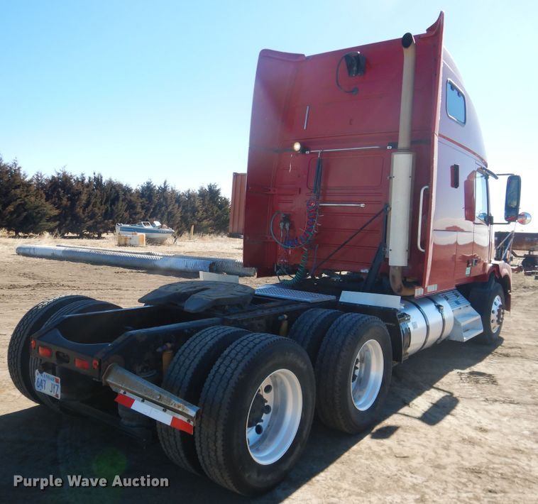 image for item HL9570 2005 Volvo VNL  semi truck