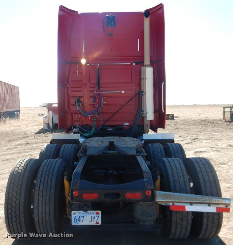 image for item HL9570 2005 Volvo VNL  semi truck