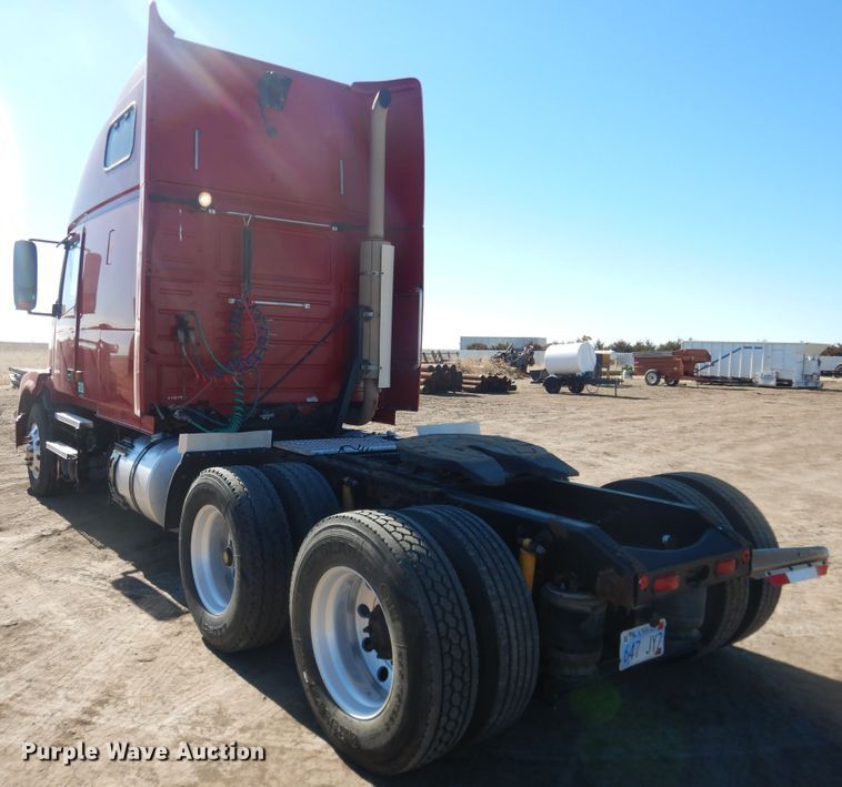 image for item HL9570 2005 Volvo VNL  semi truck