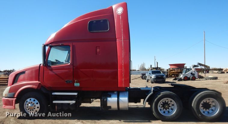 image for item HL9570 2005 Volvo VNL  semi truck
