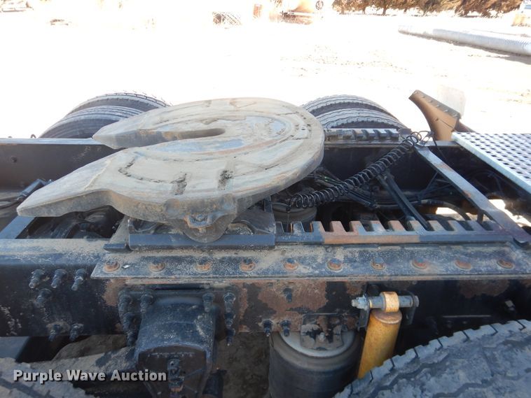 image for item HL9570 2005 Volvo VNL  semi truck