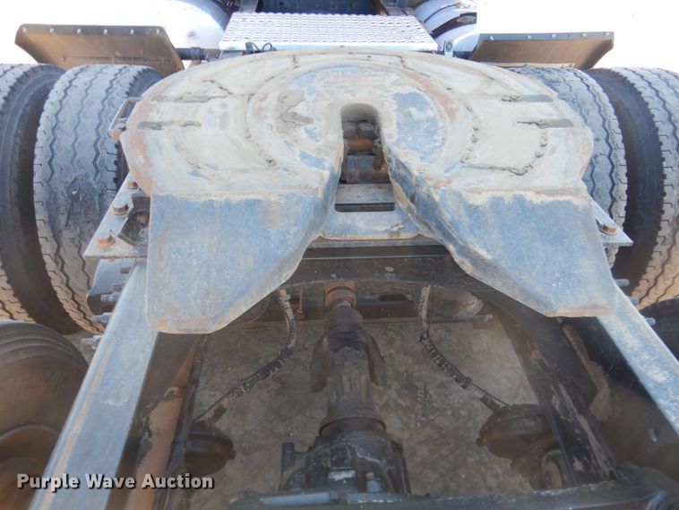 image for item HL9570 2005 Volvo VNL  semi truck