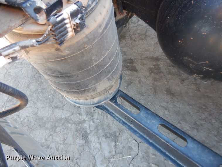 image for item HL9570 2005 Volvo VNL  semi truck