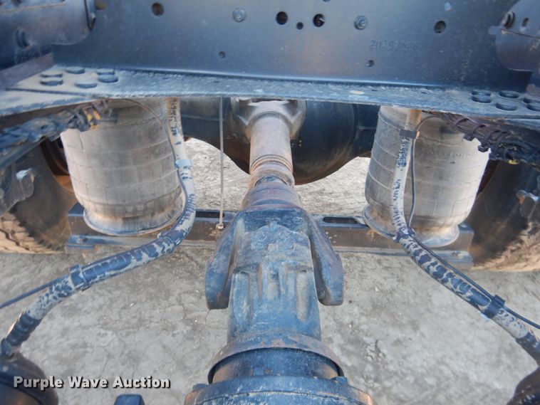 image for item HL9570 2005 Volvo VNL  semi truck