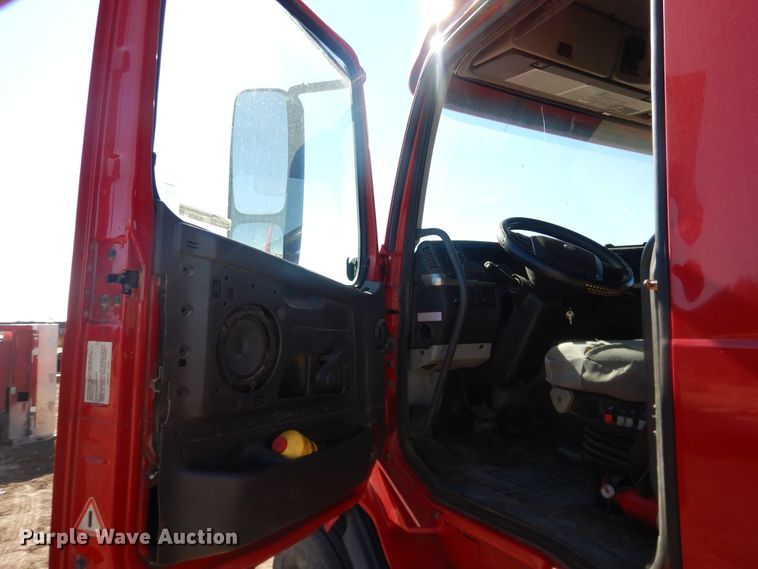 image for item HL9570 2005 Volvo VNL  semi truck