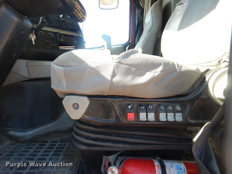 image for item HL9570 2005 Volvo VNL  semi truck