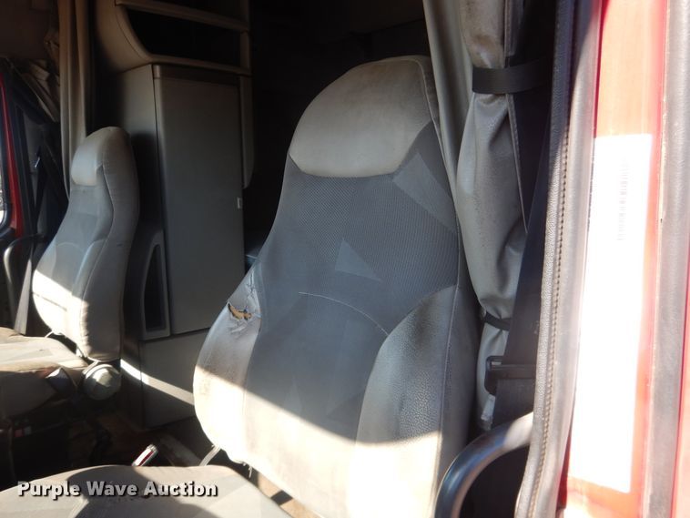 image for item HL9570 2005 Volvo VNL  semi truck