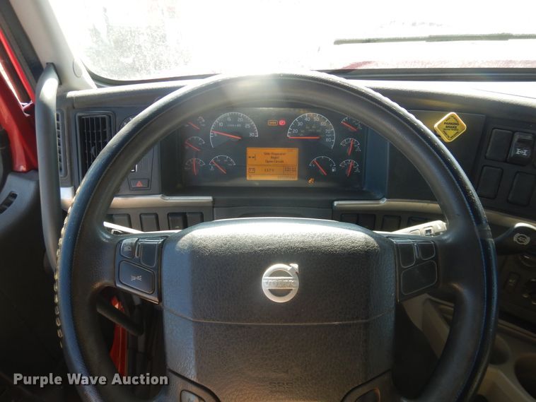 image for item HL9570 2005 Volvo VNL  semi truck