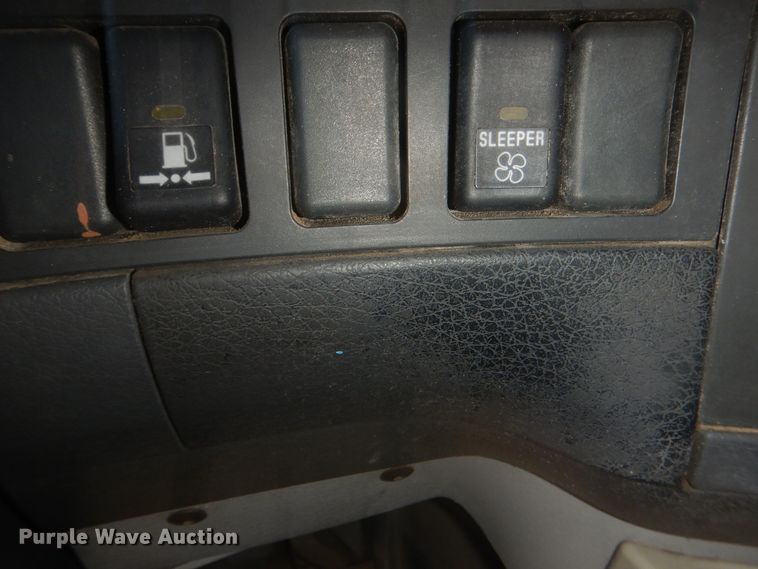 image for item HL9570 2005 Volvo VNL  semi truck