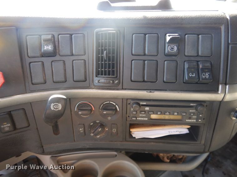 image for item HL9570 2005 Volvo VNL  semi truck