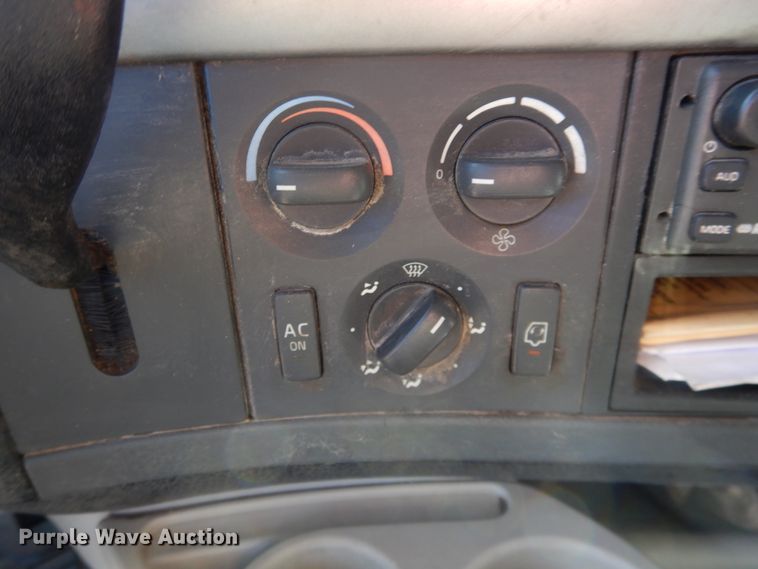 image for item HL9570 2005 Volvo VNL  semi truck