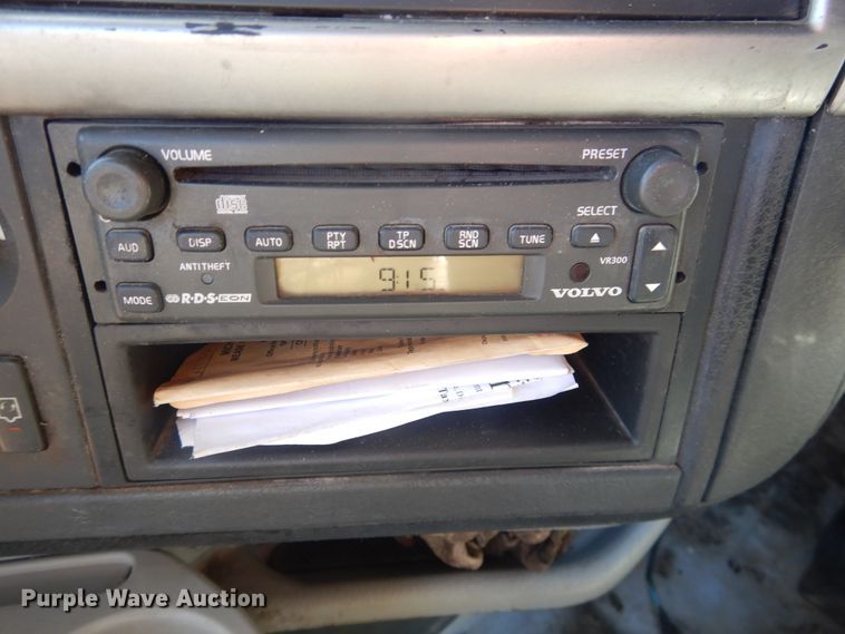 image for item HL9570 2005 Volvo VNL  semi truck