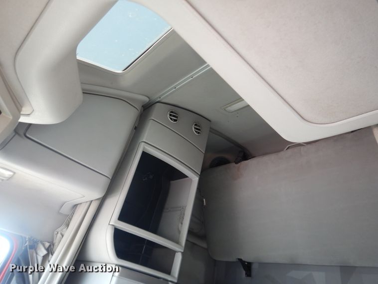 image for item HL9570 2005 Volvo VNL  semi truck