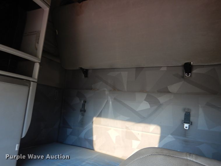 image for item HL9570 2005 Volvo VNL  semi truck