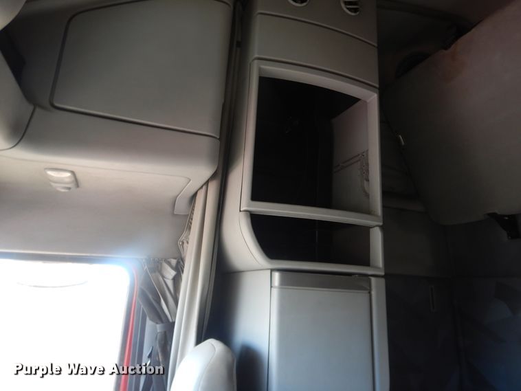 image for item HL9570 2005 Volvo VNL  semi truck