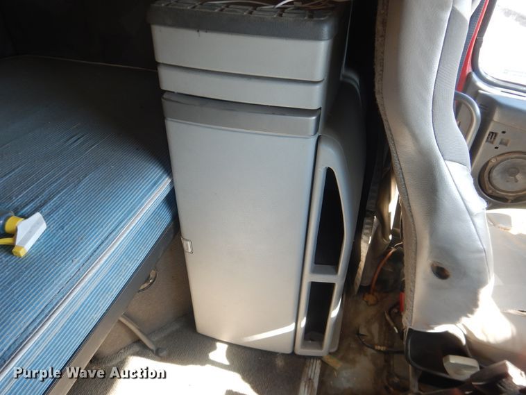 image for item HL9570 2005 Volvo VNL  semi truck