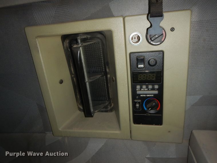 image for item HL9570 2005 Volvo VNL  semi truck