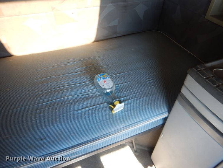 image for item HL9570 2005 Volvo VNL  semi truck