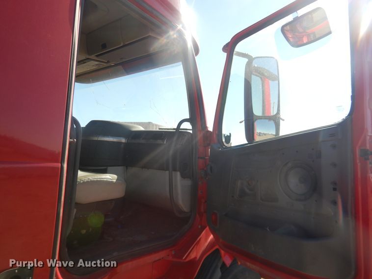 image for item HL9570 2005 Volvo VNL  semi truck