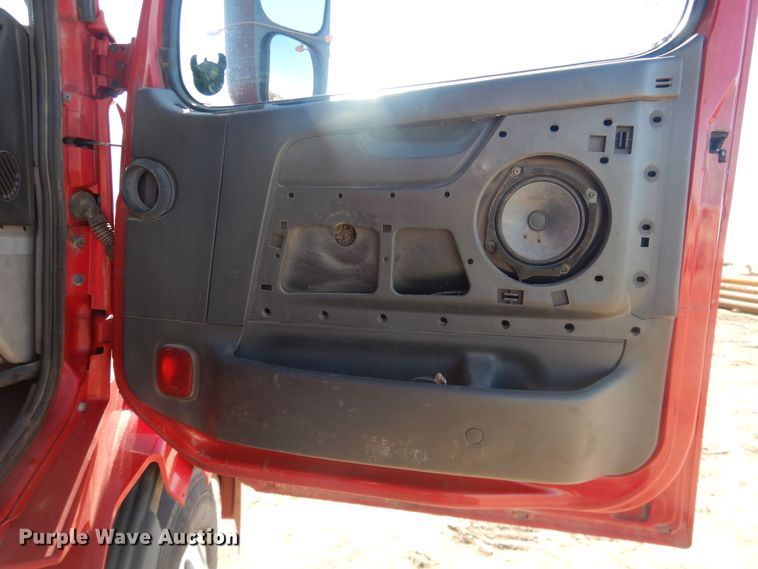 image for item HL9570 2005 Volvo VNL  semi truck