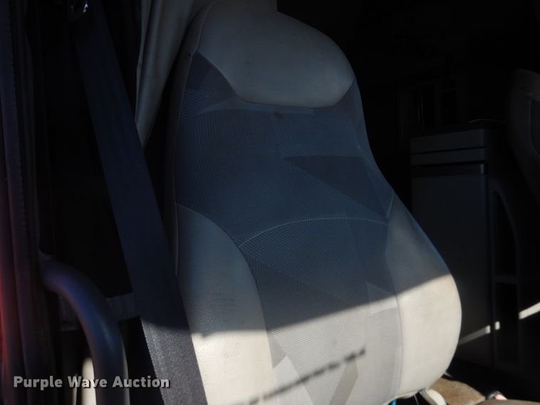 image for item HL9570 2005 Volvo VNL  semi truck