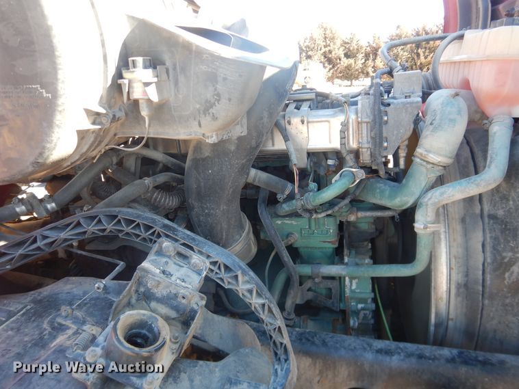 image for item HL9570 2005 Volvo VNL  semi truck