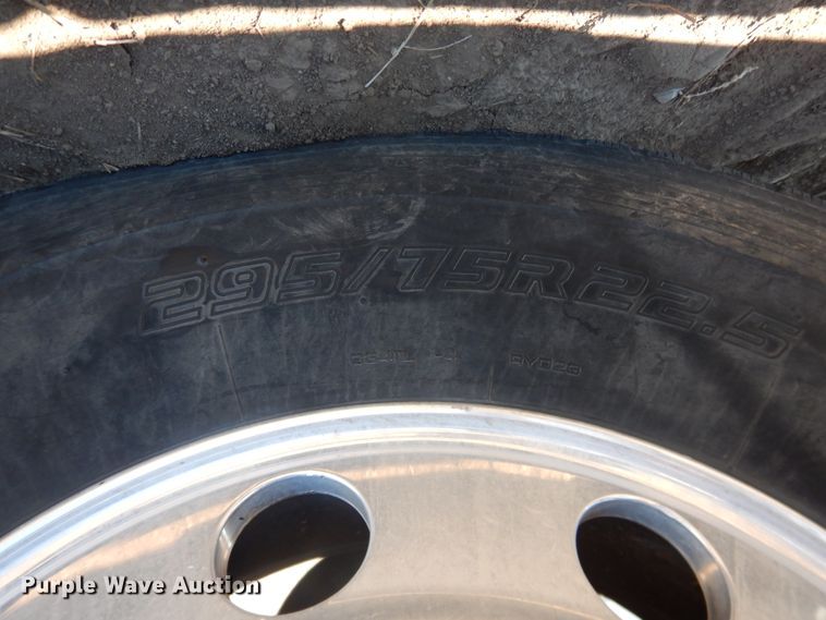 image for item HL9570 2005 Volvo VNL  semi truck