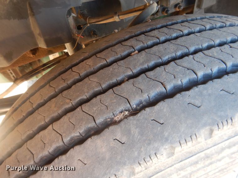 image for item HL9570 2005 Volvo VNL  semi truck