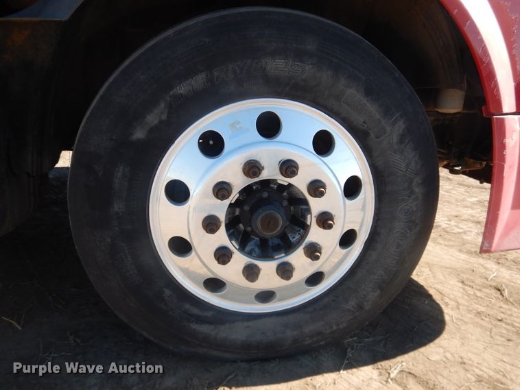 image for item HL9570 2005 Volvo VNL  semi truck