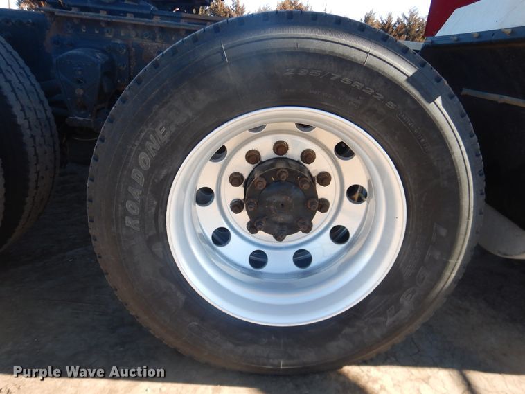 image for item HL9570 2005 Volvo VNL  semi truck