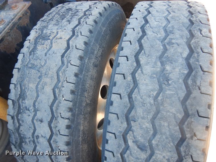 image for item HL9570 2005 Volvo VNL  semi truck