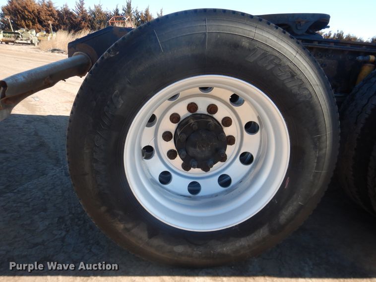 image for item HL9570 2005 Volvo VNL  semi truck