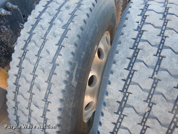 image for item HL9570 2005 Volvo VNL  semi truck