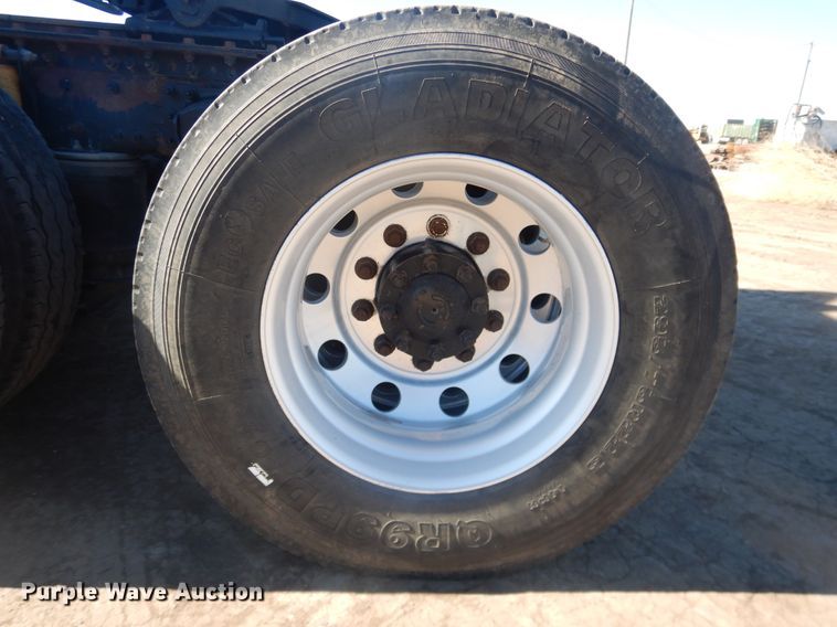 image for item HL9570 2005 Volvo VNL  semi truck