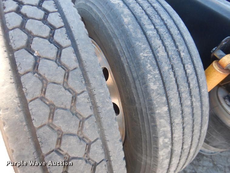 image for item HL9570 2005 Volvo VNL  semi truck