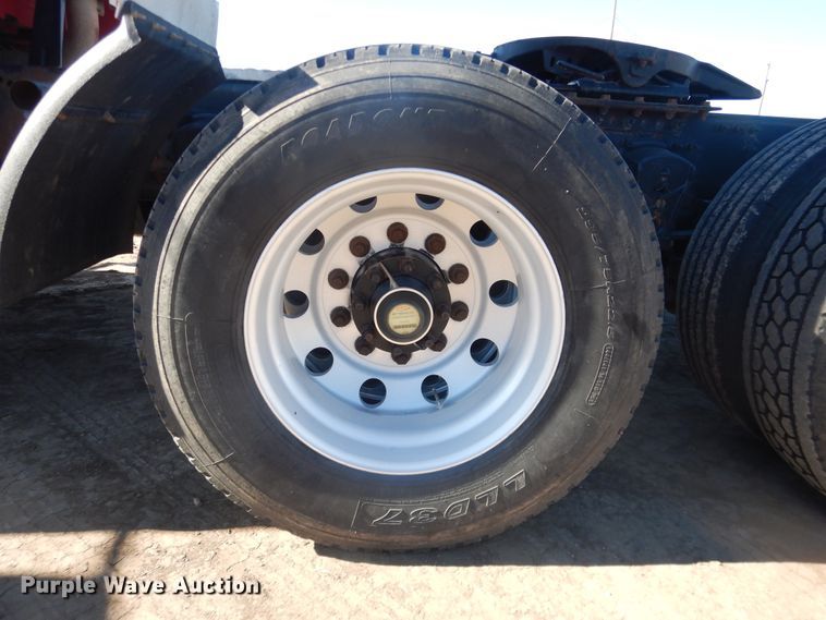 image for item HL9570 2005 Volvo VNL  semi truck