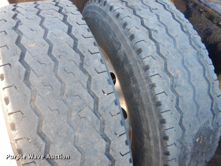 image for item HL9570 2005 Volvo VNL  semi truck