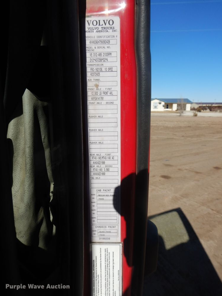 image for item HL9570 2005 Volvo VNL  semi truck