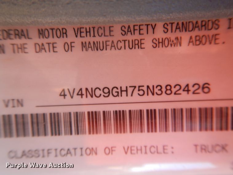 image for item HL9570 2005 Volvo VNL  semi truck