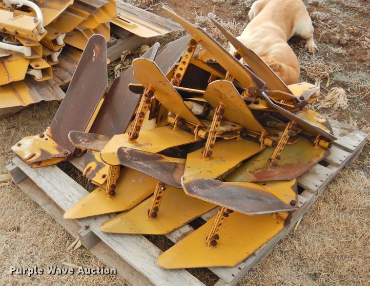 image for item HN9081 Buffalo 6300  row crop cultivator